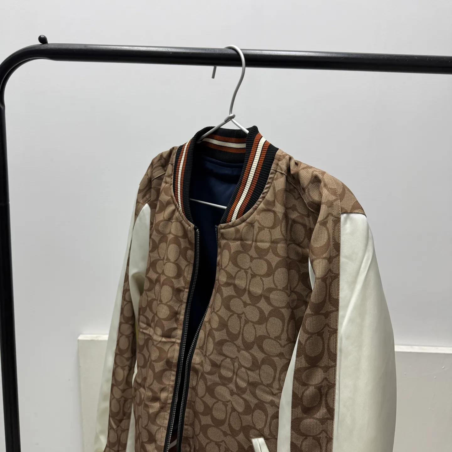 Provide one piece of clothing for two wears! COACH New Arrival women's jacket is here. Kou's New Arrival embroidered reversible baseball jacket for women. Super beautiful reversible baseball jersey. Produced by a major trading factory. Excellent quality. The quantity is not large, only about 500 pieces. But it's also very fragrant. One side is made of high-weight Navy Blue satin fabric. This fabric is absolutely amazing. Ordinary satin fabrics on the market are either soft and shapeless. Or the texture is rough and not delicate enough. The more delicate the fabric, the higher the fabric requirements. The fabric woven with forty-eight double yarns and three yarns is not only as delicate as Dove chocolate. And just hanging it flat there is very classy. I have tried it countless times and there is absolutely no snagging. The grass embroidery on the front chest can be said to be very three-dimensional. Perfectly complementing each other. Wearing it on the reverse side is a combination of color-blocked C all-over print and satin fabric. Classic is revealed in a low profile. All sizes available in complete packaging. Size: S-L (reversible) Color: Navy Blue (presbyopia reversed) (Material: polyester fiber) S size: length 59CM, bust 120CM, shoulder raglan (raglan) 72CM, reference weight 90-105 catties M size: length 61CM, bust 124CM, shoulder raglan (raglan) 74CM, reference weight 105-115 catties L size: length 63CM Bust 128CM, shoulder sleeves (raglan) 76CM, reference weight 115-130 catties